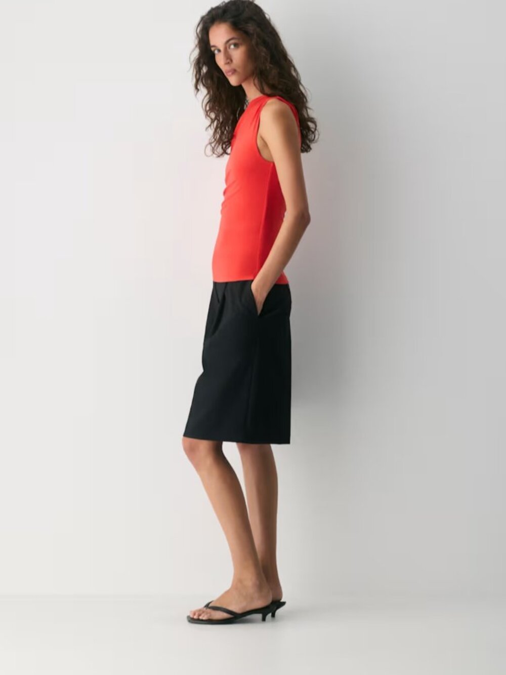 NWT Aritzia Smooth Matter GALLERY Top Flashing Red S - Picture 3 of 7